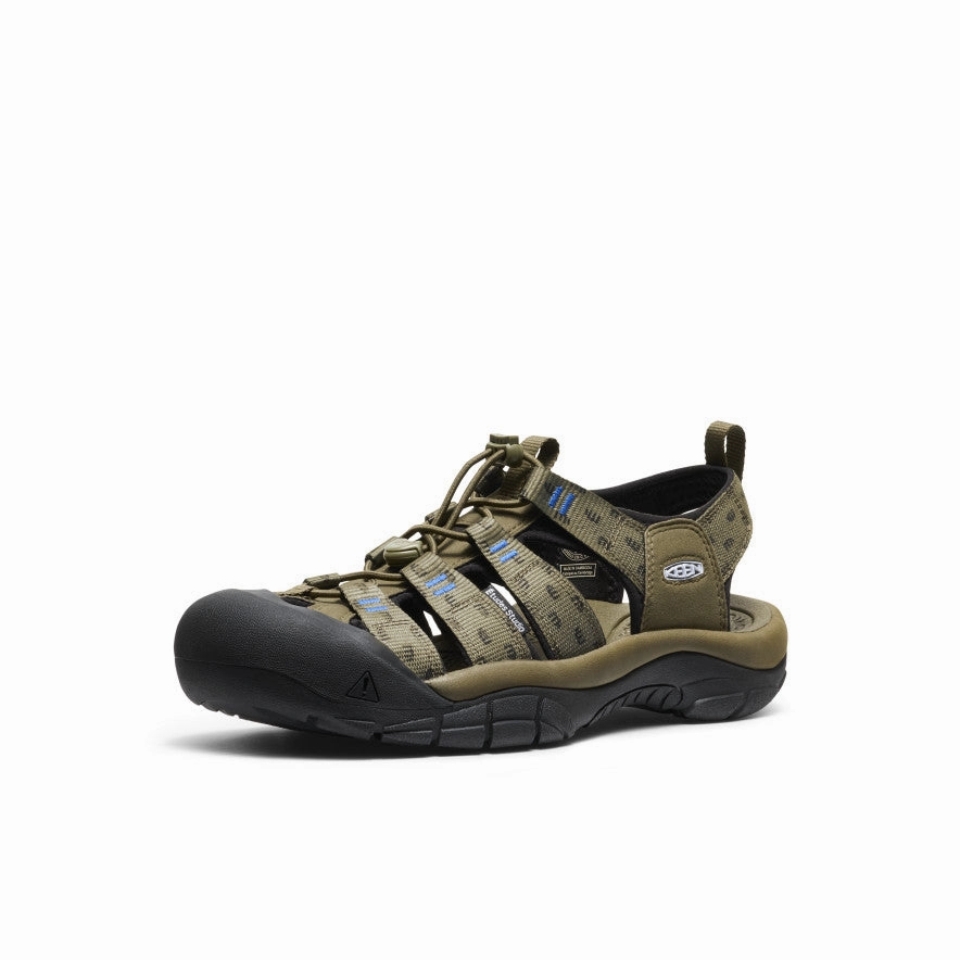 Trendy Outdoor Shoes Everyday Look Men's Newport Retro Sandal x ??tudes Studio  |  Etudes Olive