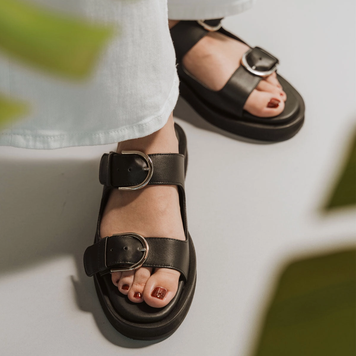 Wide Toe Box Design The Roundabout Slide Black